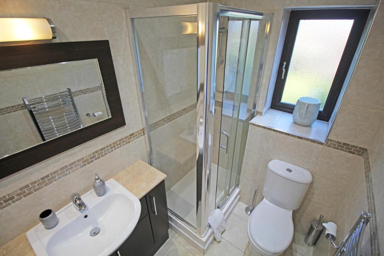The Barwoods - Modern Spacious Home In Chester - Parking Extérieur photo