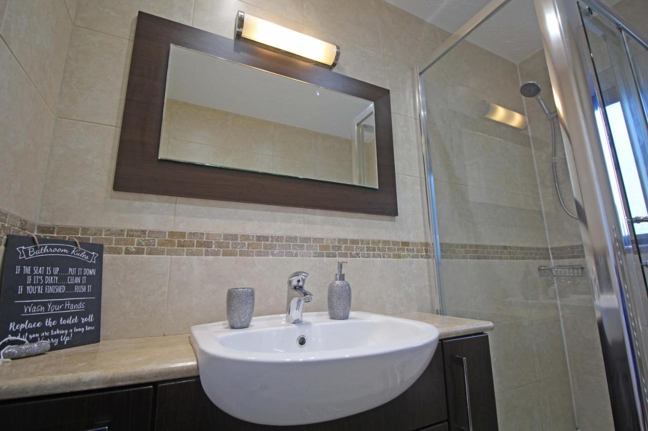 The Barwoods - Modern Spacious Home In Chester - Parking Extérieur photo